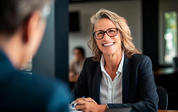 Ervaren vrouwelijke kantoormedewerker vrouwelijke ondernemer