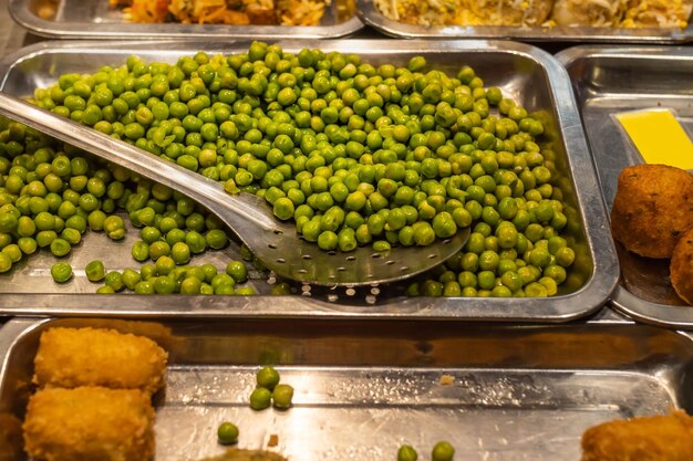 Erwten gekookt op een aluminium bakplaat.