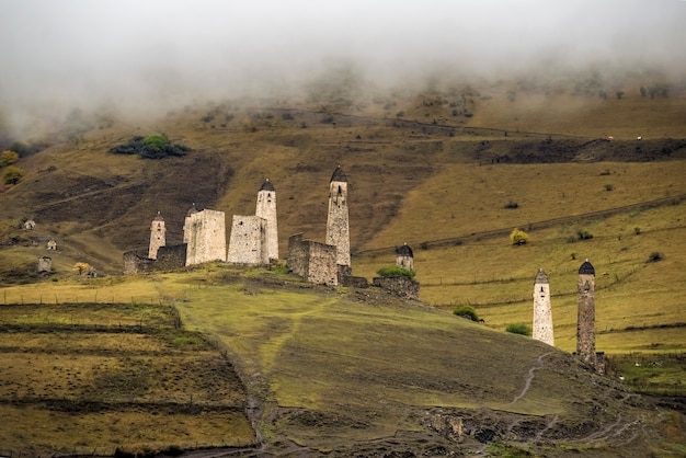 Erzi-torenscomplex in Ingoesjetië, Rusland Oud stenen torencomplex De mist daalt van bovenaf