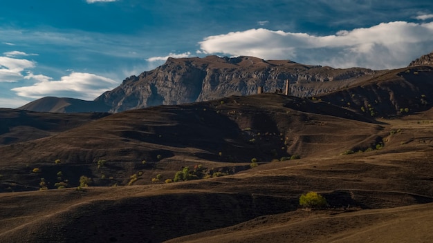 Erzi-torenscomplex Indrukwekkende rotswand De bergen van de Kaukasus zijn op de achtergrond Luchtfoto