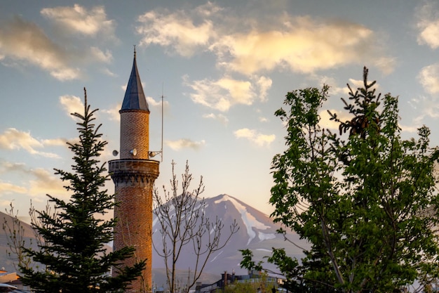 Erzurum Saltukid-periode tegelminaret besneeuwde Palandoken-berg op de achtergrond Islamitisch concept