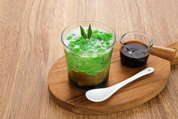 Es Cendol 또는 Dawet은 cendol(쌀가루로 만든)로 구성된 인도네시아 전통 디저트입니다.