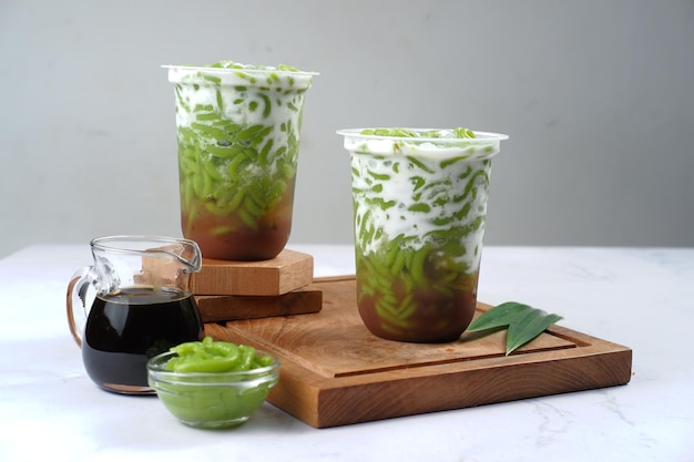 es cendol 또는 lod chong은 판단 쇼트 베르미첼리와 코코넛 밀크로 만든 달콤한 아이스 디저트입니다.