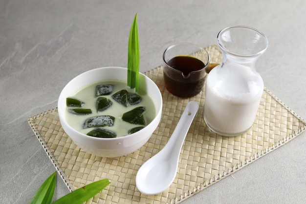 Es CincauHijauまたはGreenGrass Jelly CincauIjoインドネシアのデザート