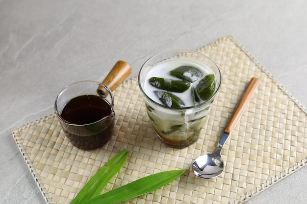 Es CincauHijauまたはGreenGrass Jelly CincauIjoインドネシアのデザート