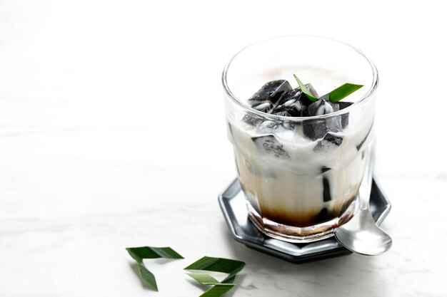 Es Cincau Hitam или Black Grass Jelly Cincau Hitam Индонезийский десерт из листьев цинкау с кокосовым молоком и пальмовым сахаром, популярный для завтрака во время Рамадана Copy Space