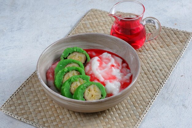 Es pisang ijois een typisch gerecht uit makassar, zuid-sulawesi, indonesië