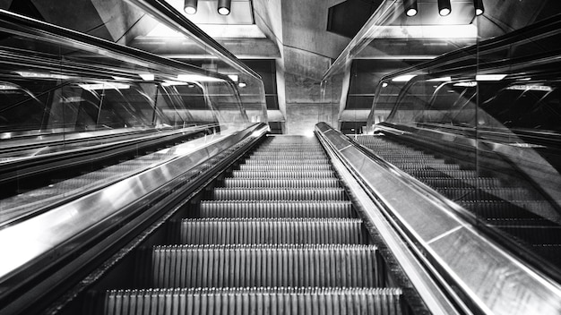 Photo escalator it goes up