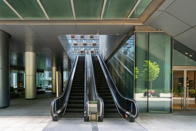 Эскалатор офисного здания финансового центра