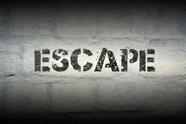 Escape трафаретная печать на белой кирпичной стене в стиле гранж