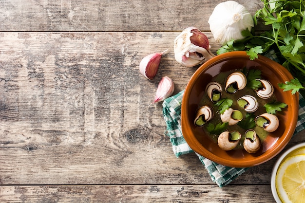 Foto escargots de bourgogne slakken met kruiden en kruidenboter