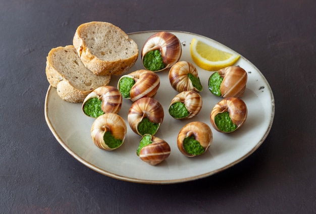 Escargots de Bourgogne. 허브 버터와 달팽이. Healty 식사. 프랑스 음식.