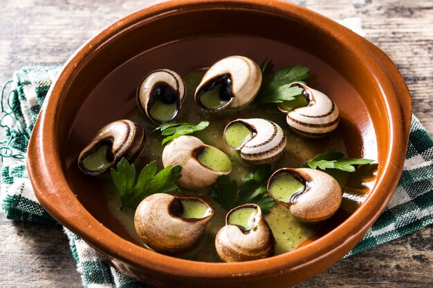 Escargots de Bourgogne 허브와 마늘 버터가 들어간 달팽이.