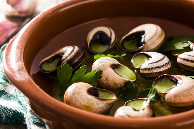 허브와 마늘 버터를 곁들인 Escargots de Bourgogne 달팽이