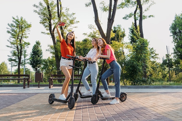 Escooter elektrische scooter ecologisch stedelijk stadsvervoer alternatieve energie alternatieve levensstijl