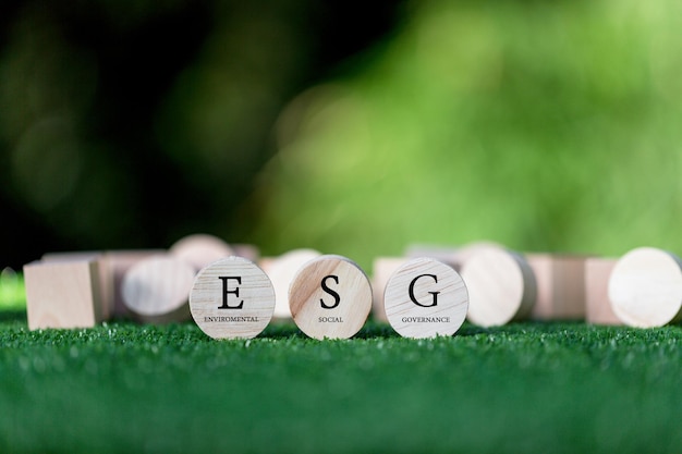 Foto esg-concept van ecologische, sociale en bestuurswoorden esg op een houten kubus is een idee voor zakelijke duurzame organisatieontwikkeling, rekening houdend met de milieumaatschappij en corporate governance