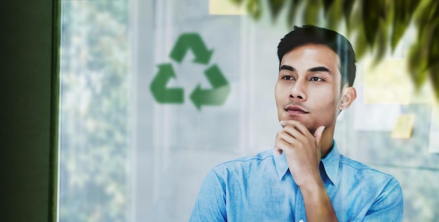 ESG-concepten, milieu, sociaal en corporate governance, jonge Asain-zakenman die naar gerecycleerd pictogram kijkt op transparant bord Gedachte over groene energie, hernieuwbare en duurzame hulpbronnen