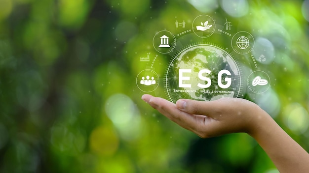 Фото Концепция значка esg окружающая среда в возобновляемых руках природа земное общество и управление sg в устойчивом бизнесе на сетевых соединениях на зеленом фоне значок окружающей среды