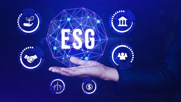 Концепция значка ESG в руке для экологического социального и управления в устойчивом и этичном бизнесе на сетевом подключении бизнесмена, нажимающего кнопку на экране