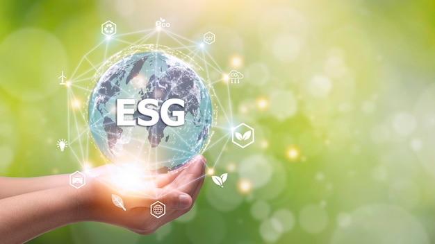 ESG-pictogramconcept in de hand voor milieu, sociaal en bestuur in duurzaam en ethisch zakendoen op de netwerkverbinding op een groene achtergrond