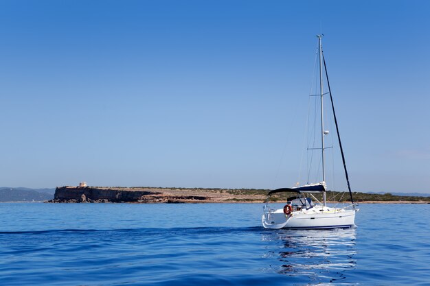 Espalmador in Formentera-eiland met zeilboot