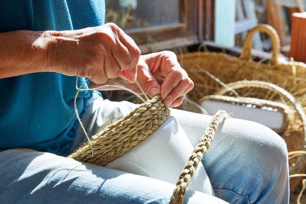 Photo esparto halfah grass crafts craftsman hands