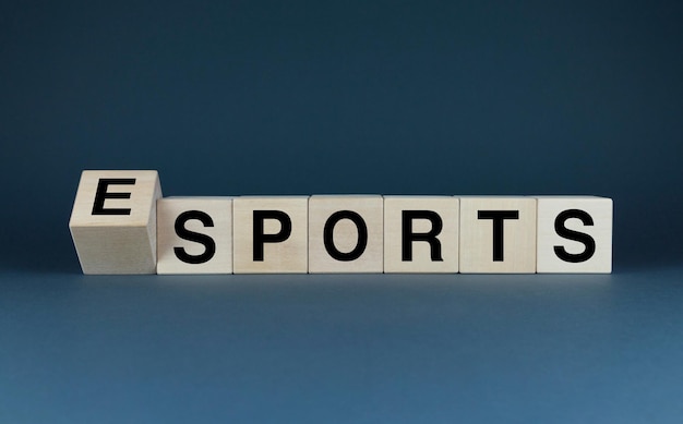 写真 esportsまたはsports cubeは、esportsまたはsportsという言葉を形成します