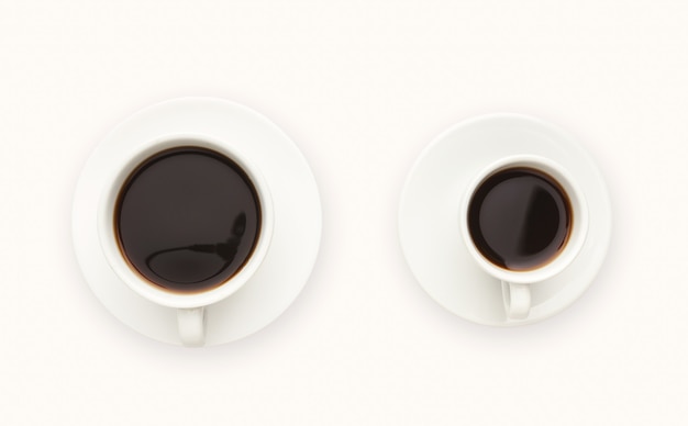 에스프레소와 아메리카노 커피 컵은 흰색으로 분리되어 있습니다. 음료 상위 뷰를 보강합니다. 에너지 및 다과 개념, 복사 공간