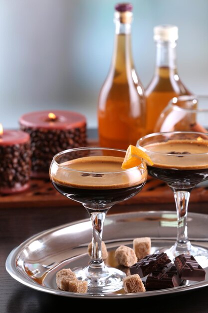 Espresso cocktail geserveerd op tafel