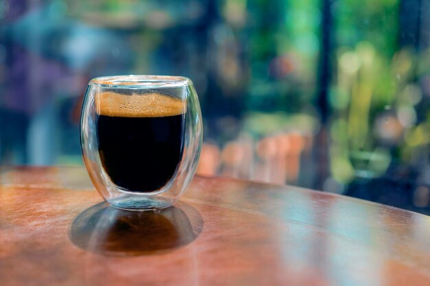 사진 아침에 나무 책상 위에 있는 컵에 있는 에스프레소 커피 카페 아라비카 음료 모카 아메리카노