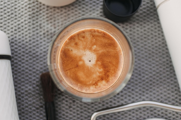 Espresso franse pers en koffiemolen apparatuur op grijze achtergrond