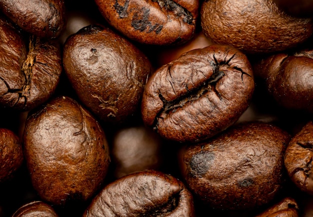 Espresso gebrande koffiebonen geïsoleerd op zwarte achtergrond close-up