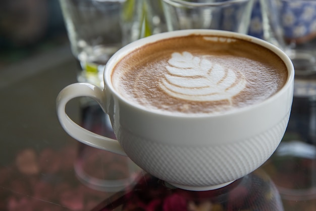 Foto espresso, heet in de kop, op tafel gelegd