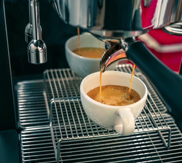 Espresso koffie extractie uit een professionele koffiemachine met bodemloze filter