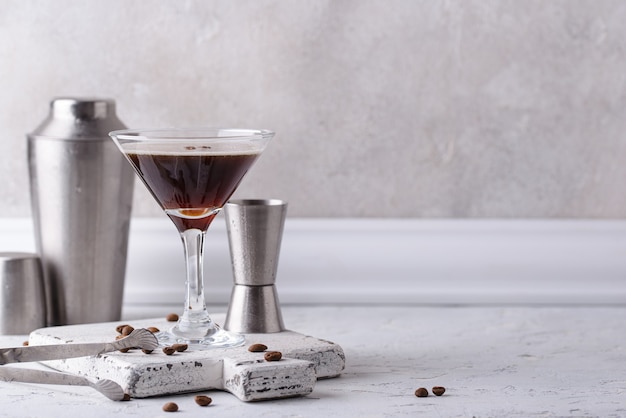 Espresso martini cocktails met koffiebonen