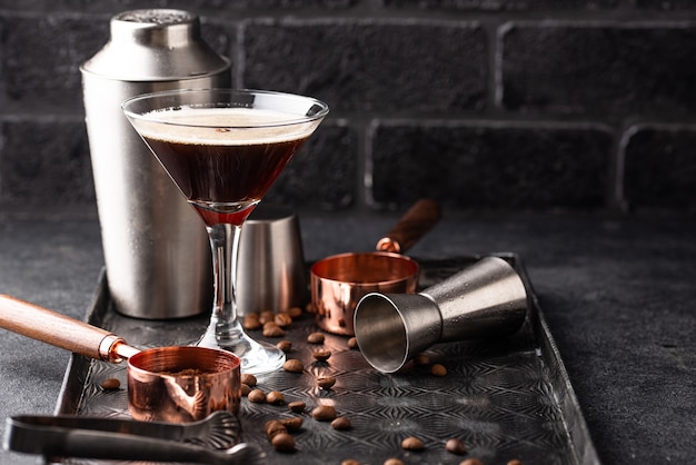 Espresso martini cocktails met koffiebonen