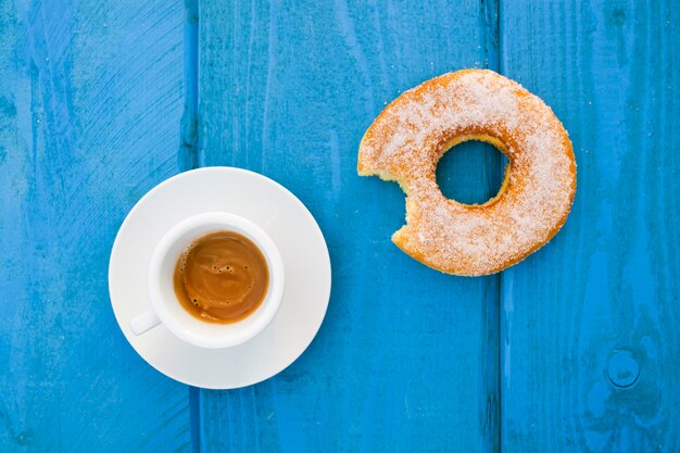 Espresso met geglazuurde donut