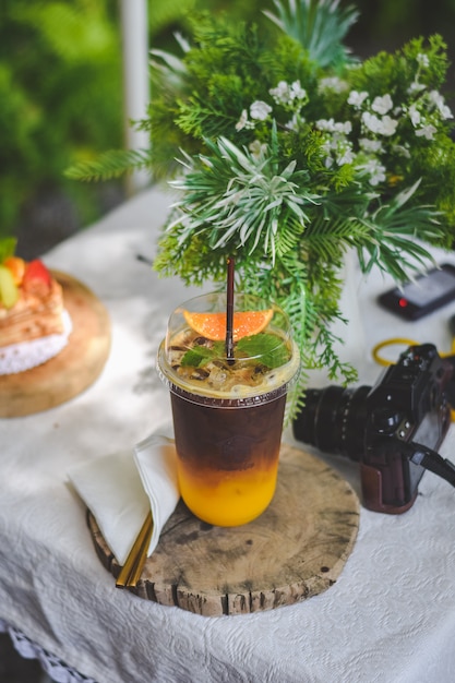 Espresso met mandarijn op tafel