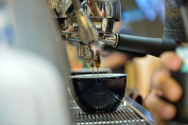 Espresso shot van koffiemachine in coffeeshop