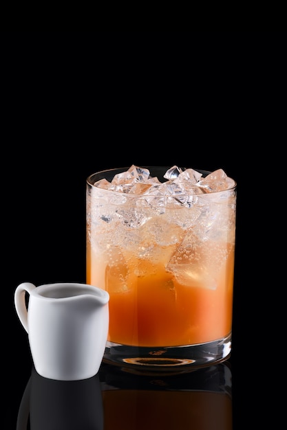 Photo espresso tonic with sea buckthorn syrup