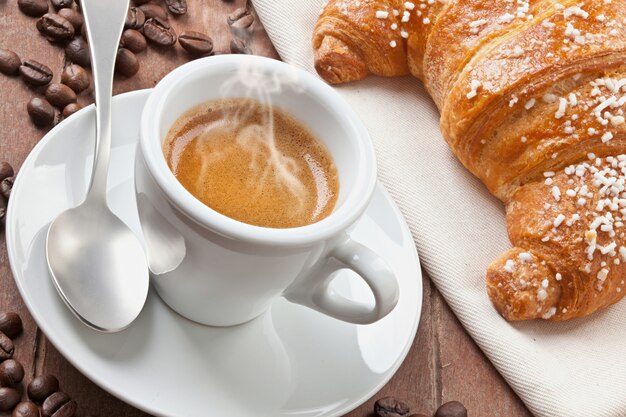 Caffè espresso con croissant