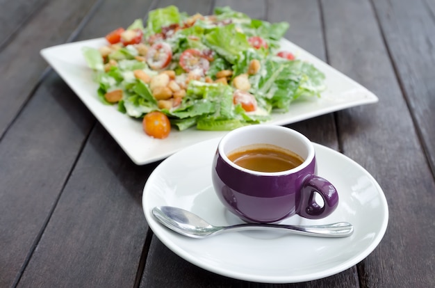 espressokoffie en caesar salade