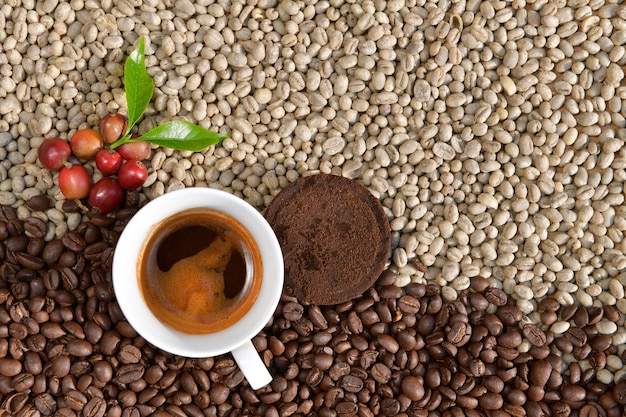 Espressokoffie in een witte kop op de achtergrond is een Arabica-koffieboon.