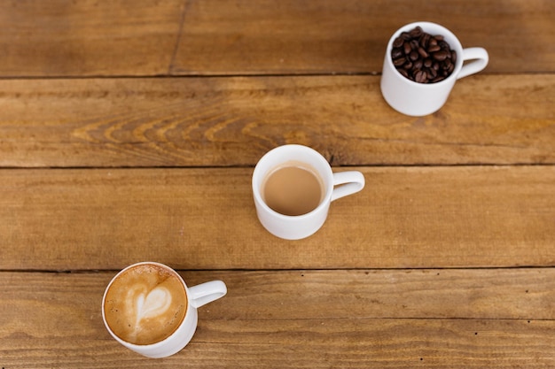 Espressokoffie op een houten tafel Koffie in een klein kopje Goedemorgen Kleine kopjes koffie Graan