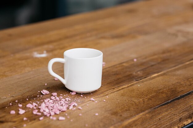 Espressokoffie op een houten tafel Koffie in een klein kopje Goedemorgen Koffie op tafel met roze kruimels