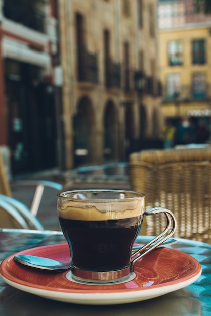 Foto espressokoffie op een terras.