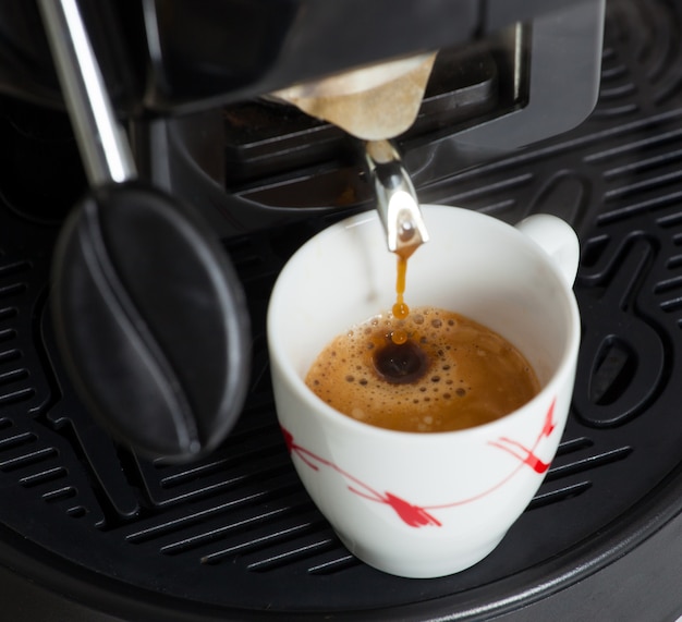 Espressomachine die koffie met peul maakt