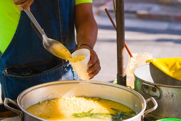 Esquites serveren in een wegwerpbeker traditioneel Mexicaans straatvoedsel