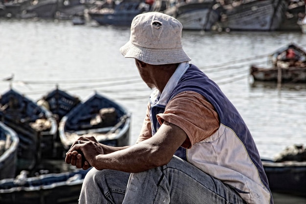 Essaouira marokko lente 2017 een visser kijkend naar de zee aan de kust van essaouira