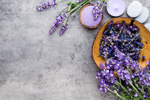 Photo essential lavender salt with flowers